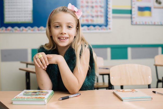 girl-desktop-classroom_23-2147664154 girl-desktop-classroom_23-2147664154