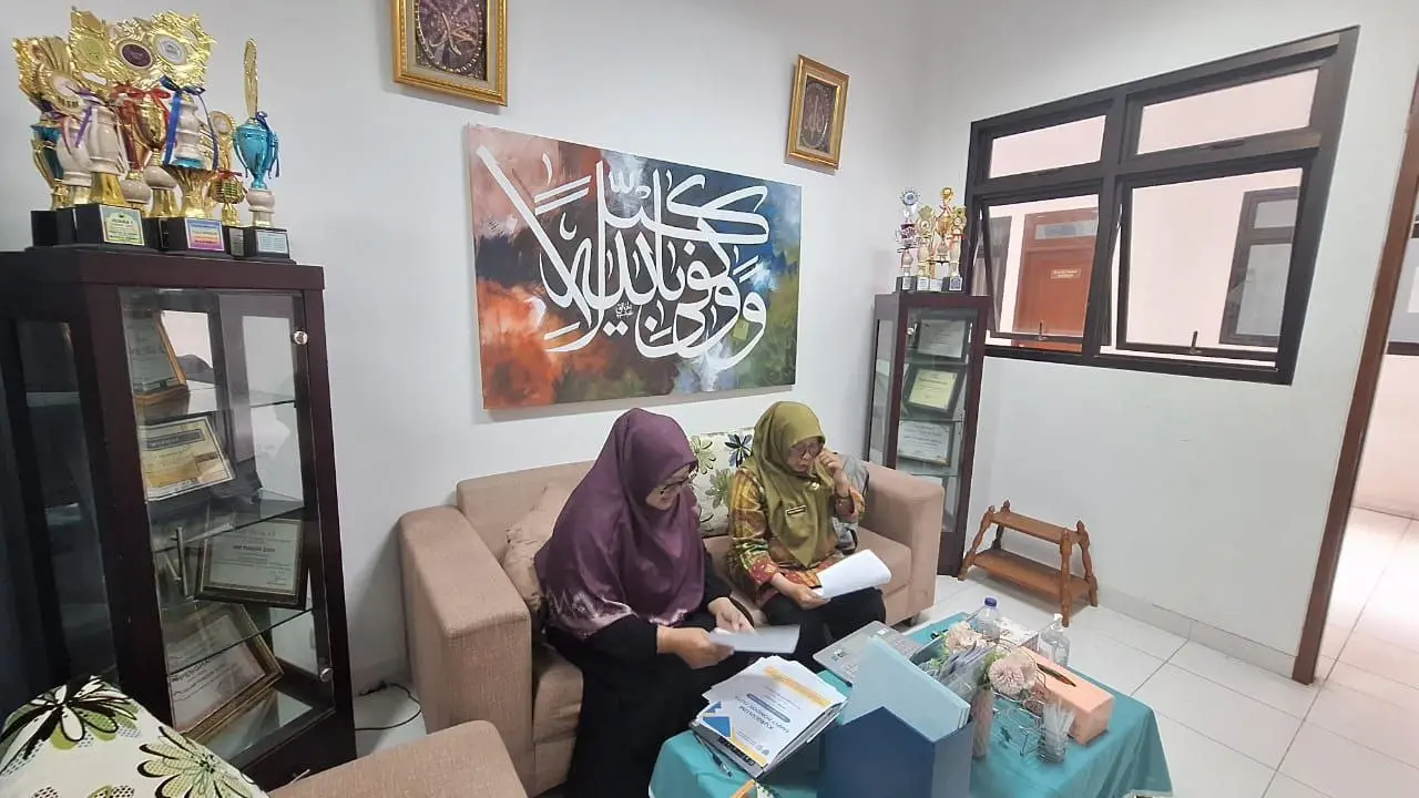 Kunjungan Pengawas Sekolah Ibu Desi Idiawati, S.Pd, M.M ke SMPIT Pondok Duta: Pendampingan Observasi Kelas