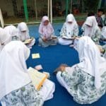 Kegiatan tahfidz pagi siswa SMPIT Pondok Duta dalam kelompok halaqah bersama guru pembimbing