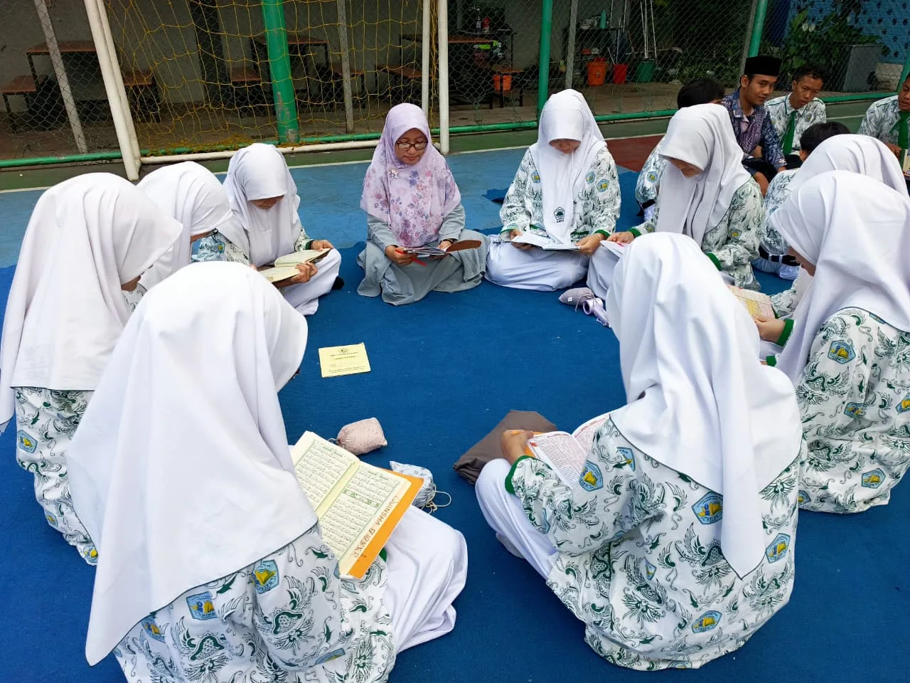 Kegiatan tahfidz pagi siswa SMPIT Pondok Duta dalam kelompok halaqah bersama guru pembimbing