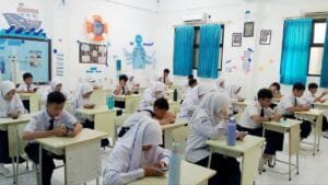 Siswa mengerjakan soal STS menggunakan aplikasi SIPDU