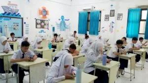 Siswa mengerjakan soal STS menggunakan aplikasi SIPDU