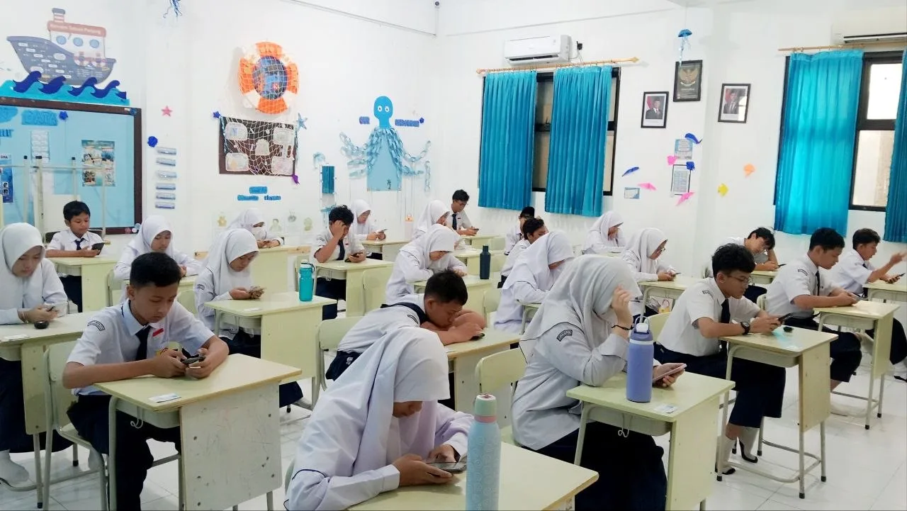 Siswa mengerjakan soal STS menggunakan aplikasi SIPDU