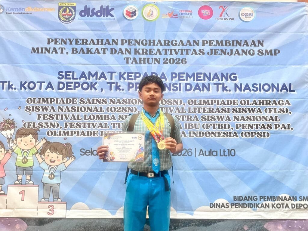 Faeyza Daneshwara Aristanto, siswa SMPIT Pondok Duta memegang sertifikat dan medali O2SN Cabang Olahraga Renang