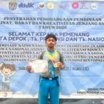 Faeyza Daneshwara Aristanto, siswa SMPIT Pondok Duta memegang sertifikat dan medali O2SN Cabang Olahraga Renang
