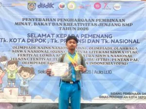 Faeyza Daneshwara Aristanto, siswa SMPIT Pondok Duta memegang sertifikat dan medali O2SN Cabang Olahraga Renang