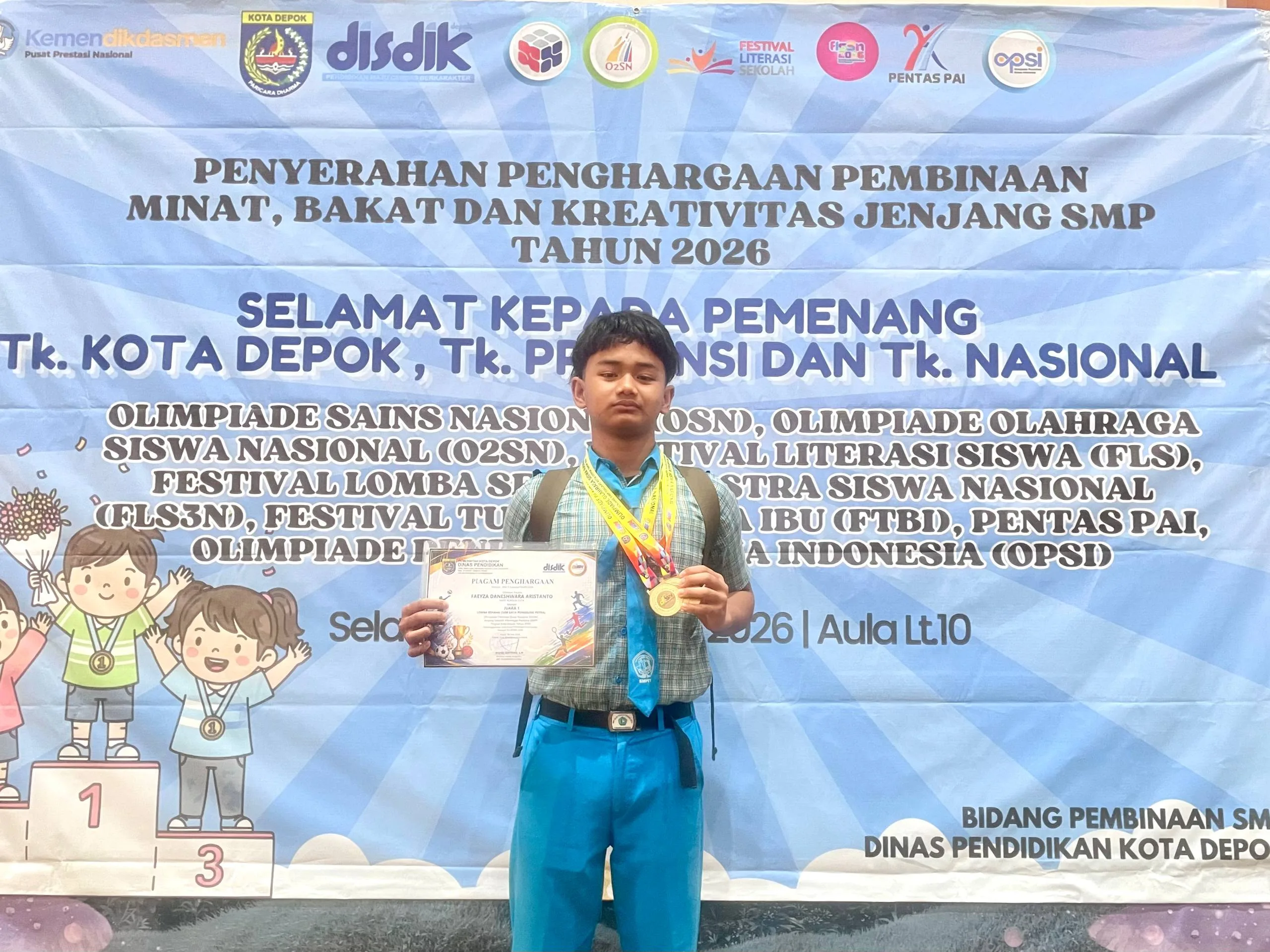 Faeyza Daneshwara Aristanto, siswa SMPIT Pondok Duta memegang sertifikat dan medali O2SN Cabang Olahraga Renang